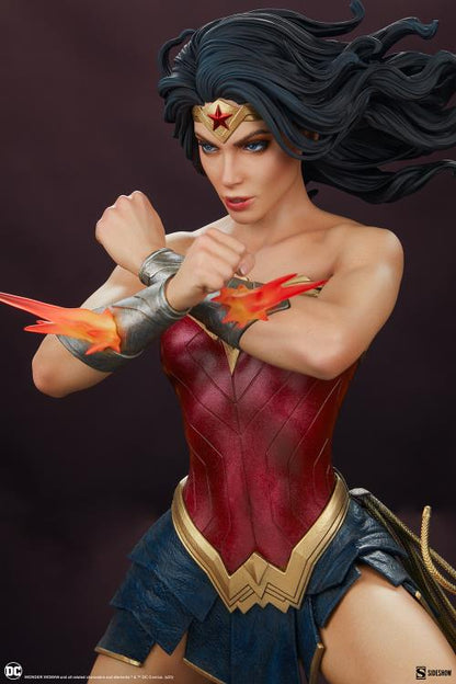 Preventa Estatua Wonder Woman: Saving the Day - DC Comics marca Sideshow Collectibles Premium Format (50 cm)