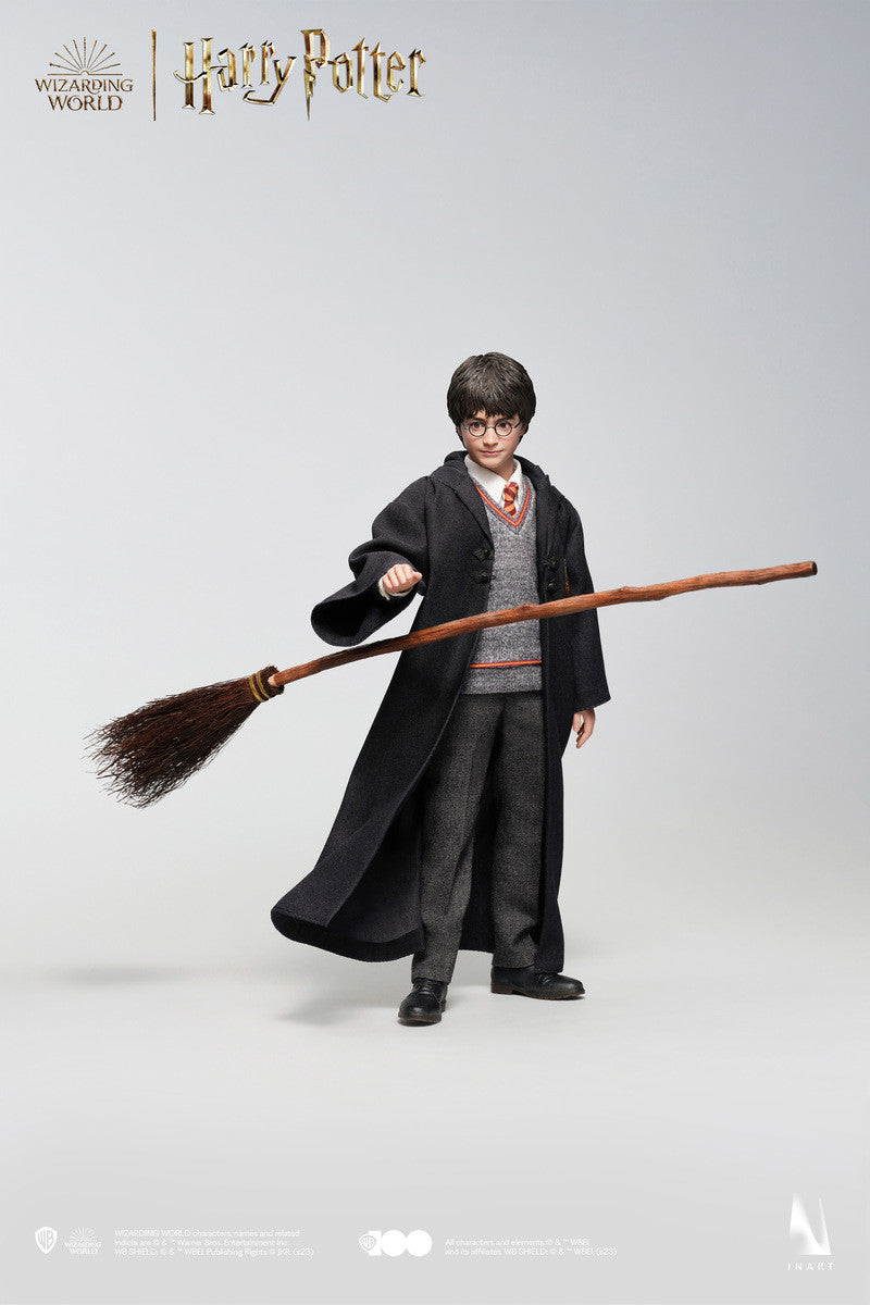 Preventa Figura Harry Potter - Hogwarts School Uniform (Standard Edition) (Cabello Esculpido) marca INART AG006S1 escala 1/6