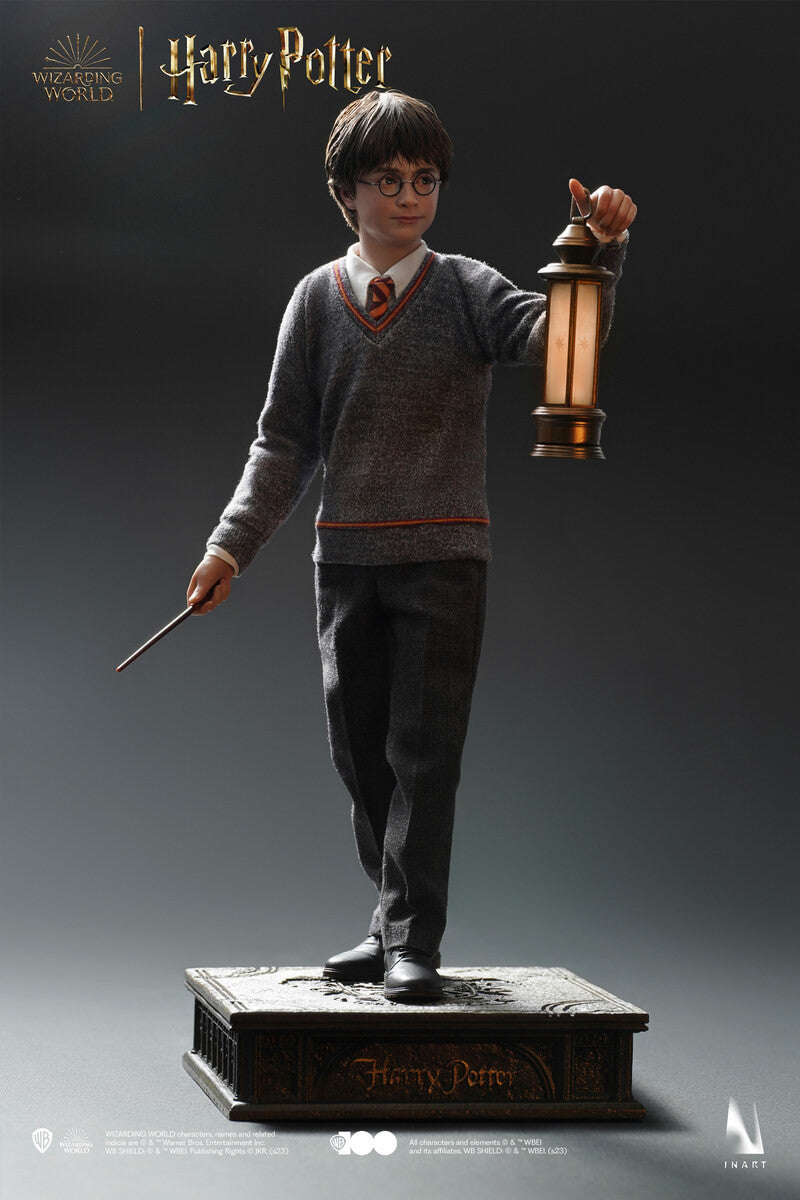 Preventa Figura Harry Potter - Hogwarts School Uniform (Premium Edition) (Cabello Enraizado) marca INART AG006P1 escala 1/6