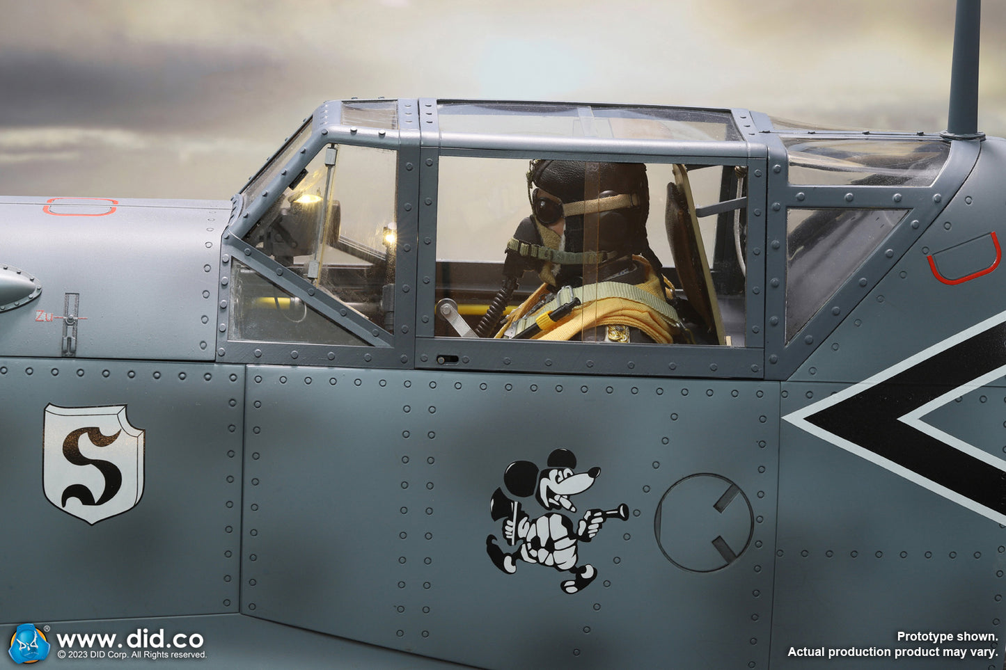 Preventa Base Diorama Cockpit/Cabina BF-109 (Grey Blue) marca DID E60065B escala 1/6