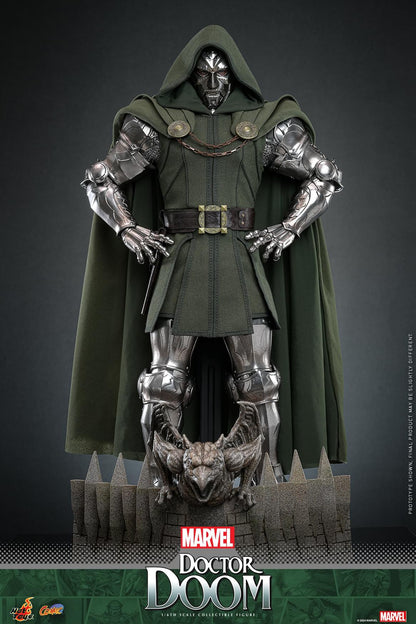 Preventa Figura Doctor Doom - Marvel Comics marca Hot Toys CMS022 escala 1/6