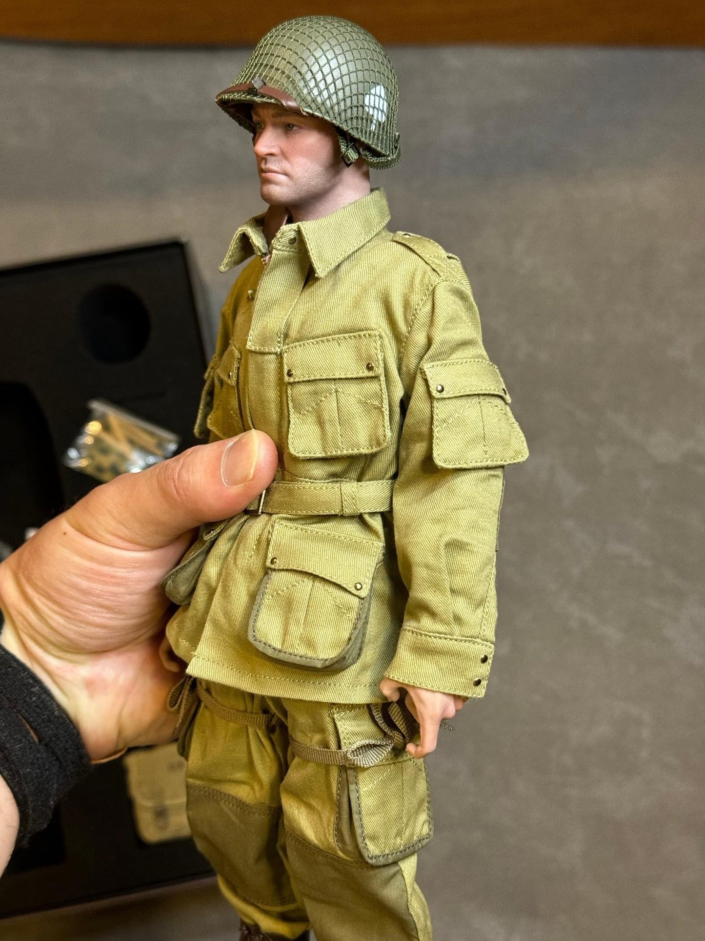 Pedido Figura Lieutenant “Buck” (Winter Uniform) - US Paratrooper marca Facepoolfigure FP-012A escala 1/6