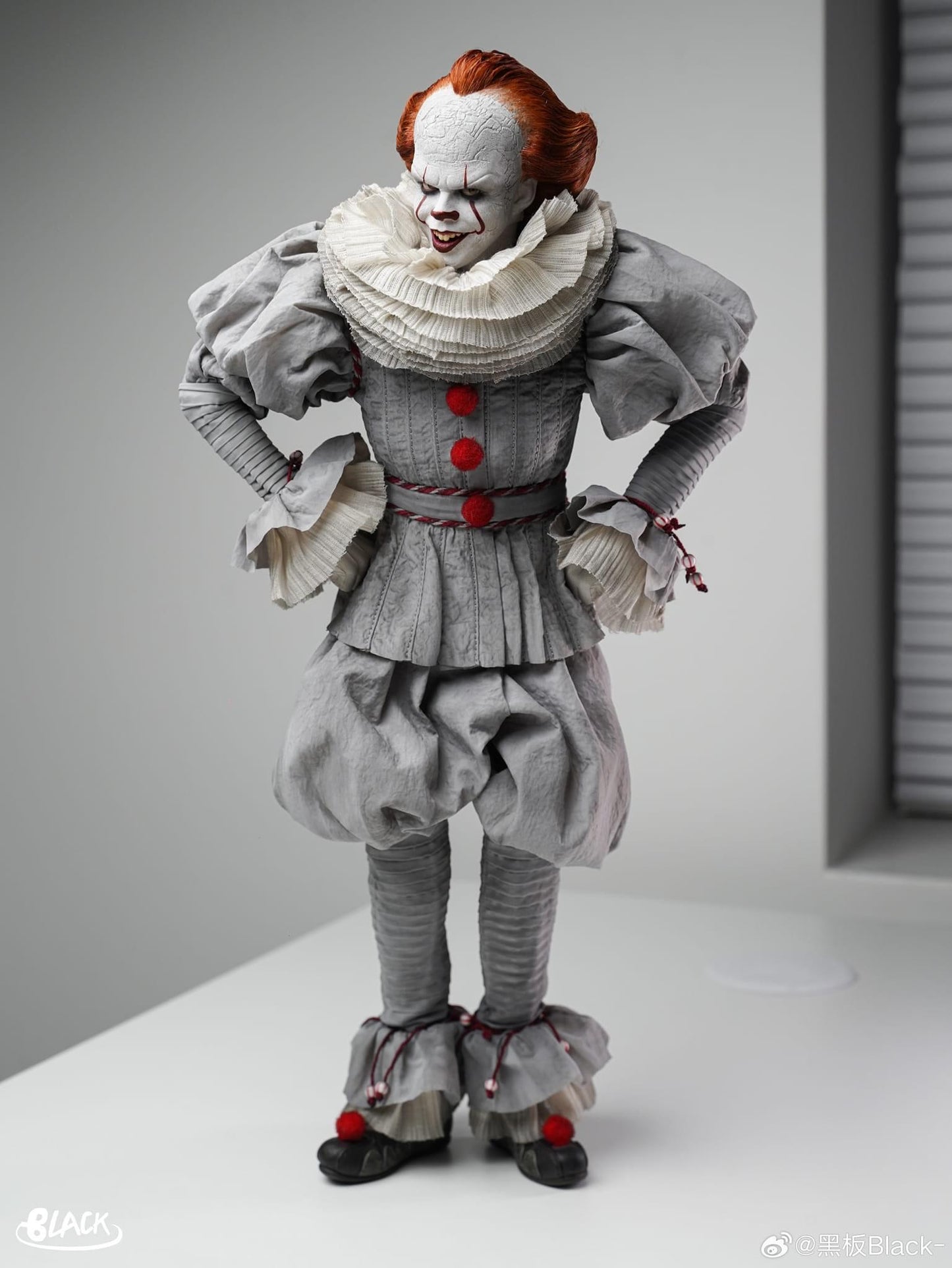 Preventa Figura PENNYWISE (IT) - Deluxe Edition marca INART Queen Studios escala 1/6