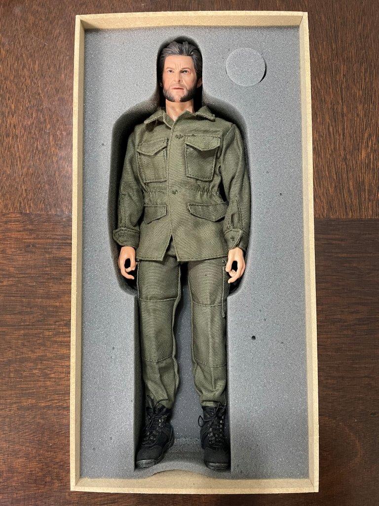 Figura Wolfman con Uniforme Militar marca EM Custom Studios escala 1/6