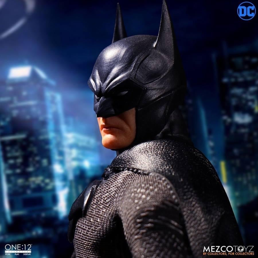 Pedido Figura Batman Sovereign Knight marca Mezco escala pequeña 1/12