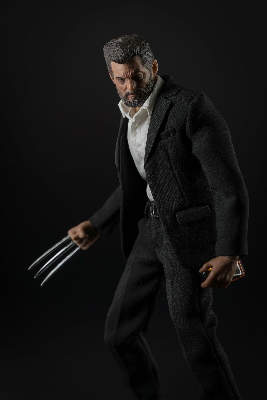 Pedido Figura Logan traje negro marca Nota Studio escala pequeña 1/12